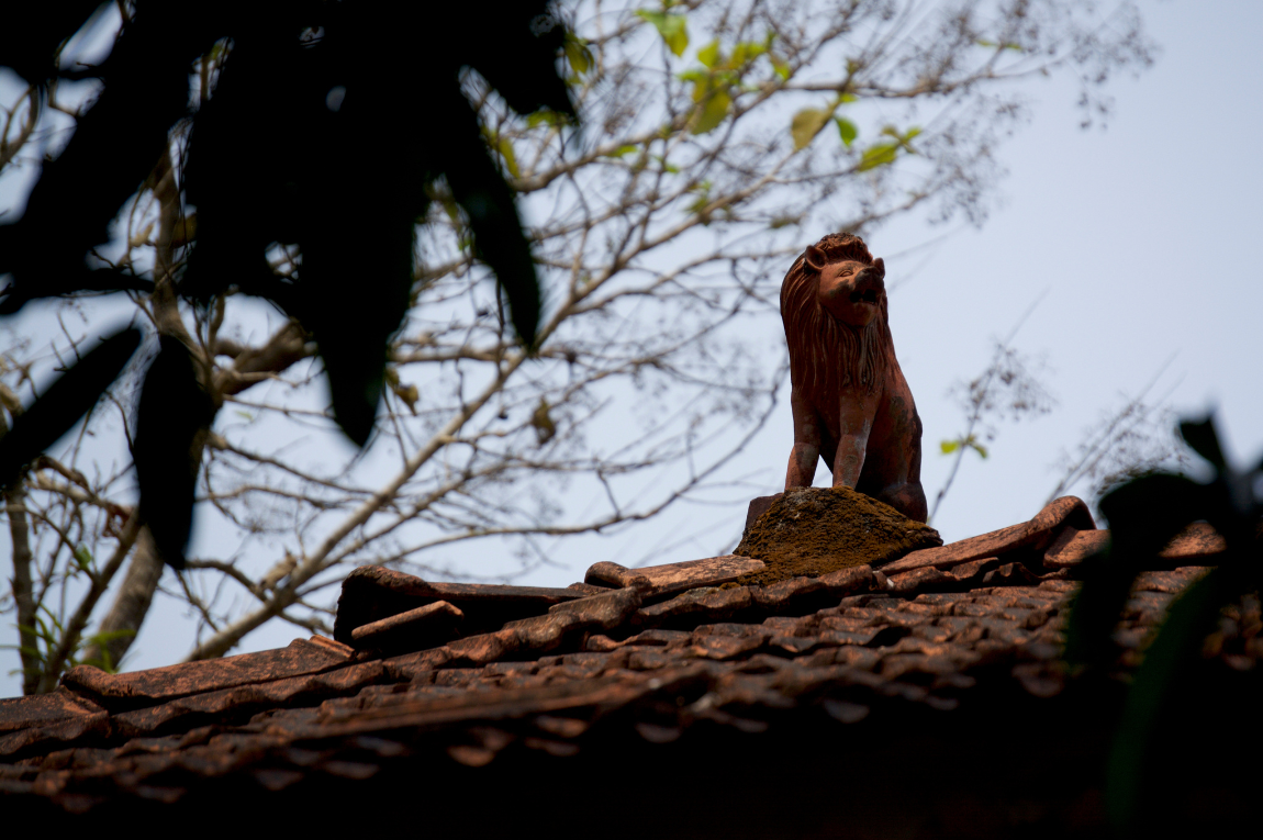 The Tiny Terracotta Statues on Roofs in Goa