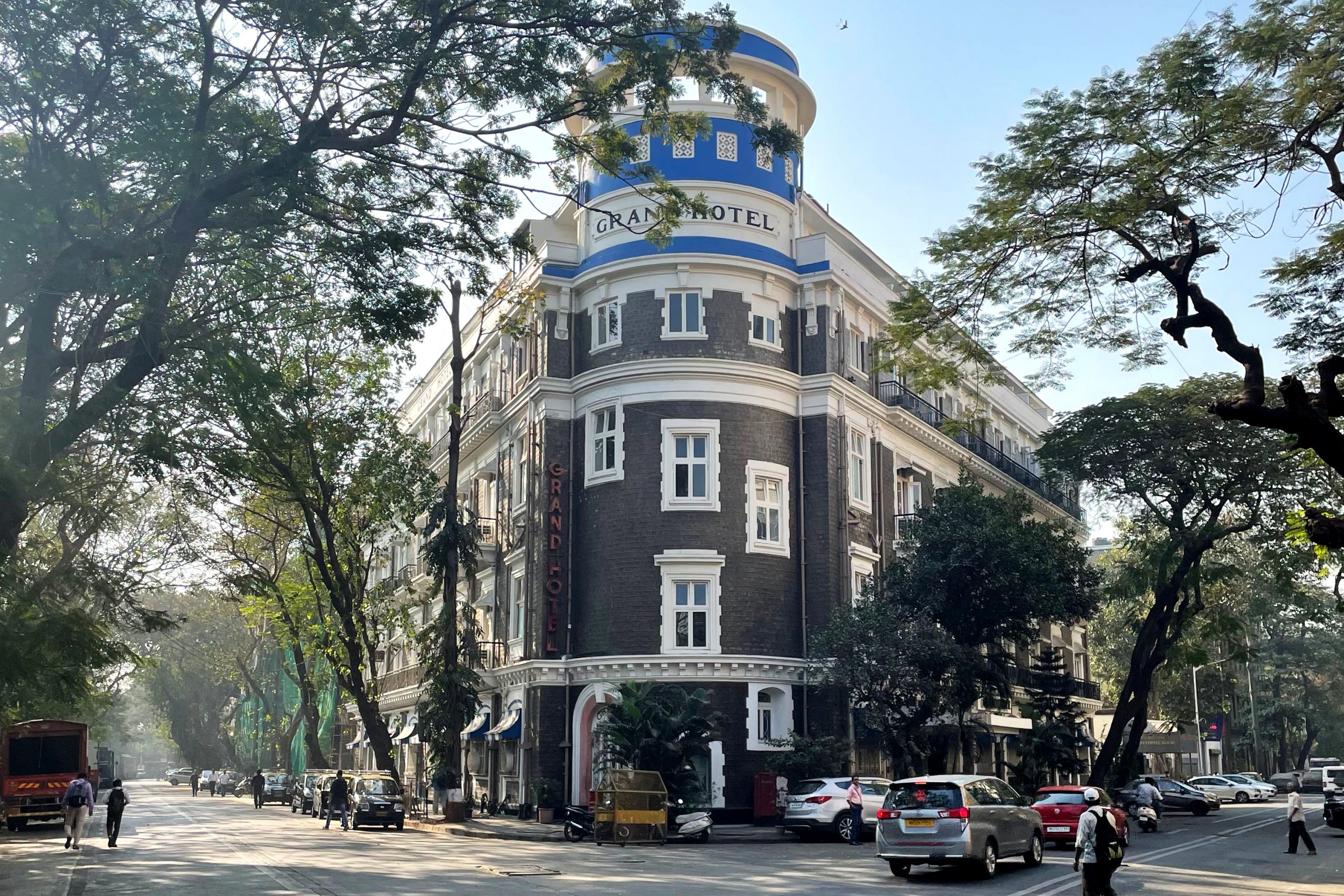 Walking Around the First Commercial District in Mumbai